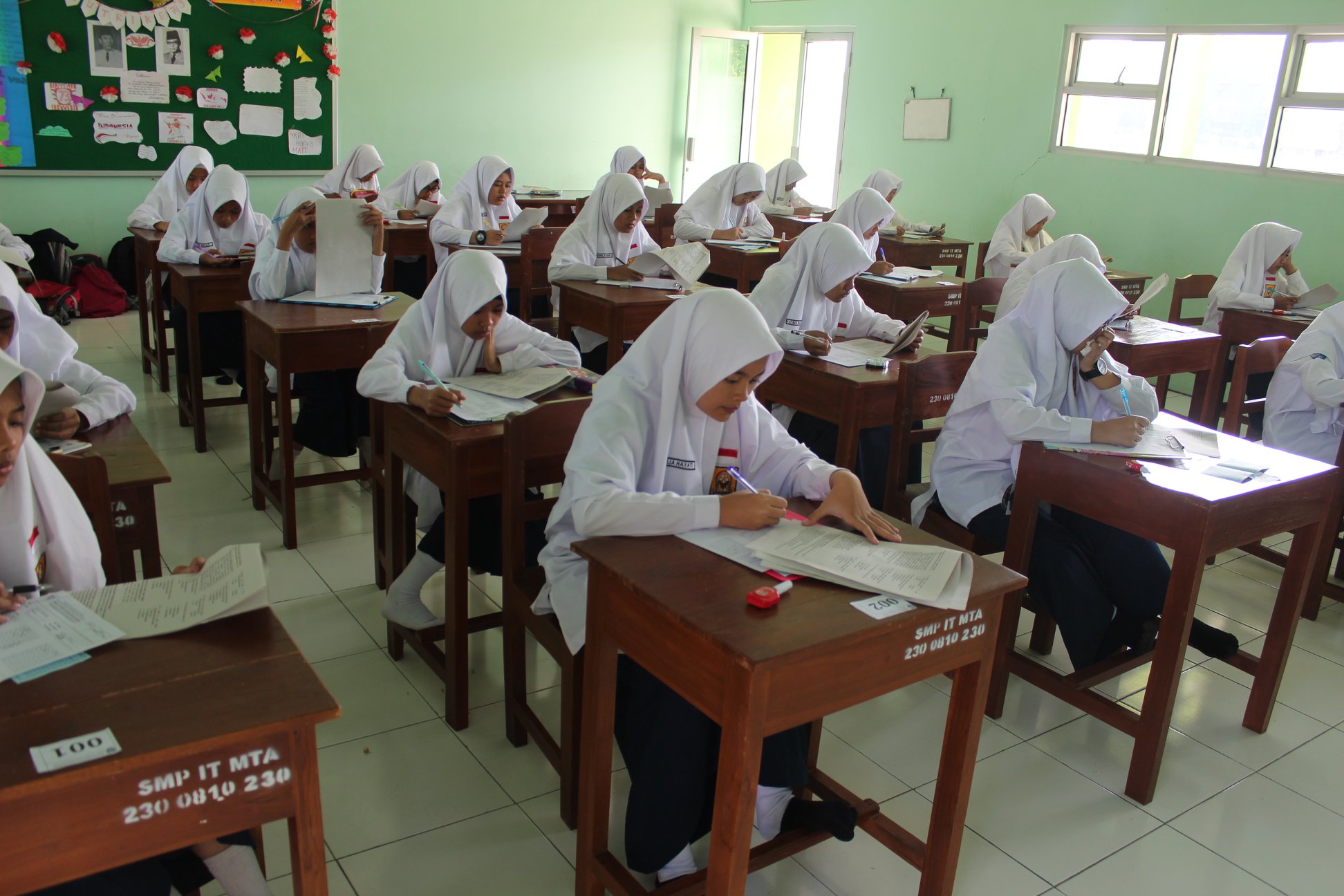 peserta didik serius mengerjak
